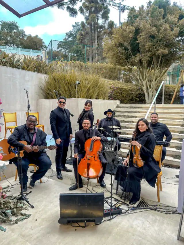 Grupo de músicos com violoncelo e violino da Acustify em evento corporativo ao ar livre