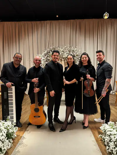Banda com teclado, violão e violino da Acustify em cerimônia