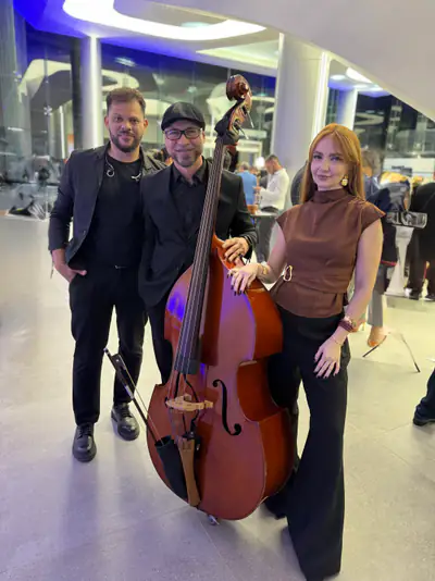 Trio da Acustify com contrabaixo acústico em evento