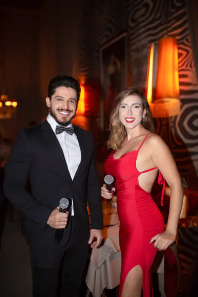 Duo de cantores da Acustify em restaurante