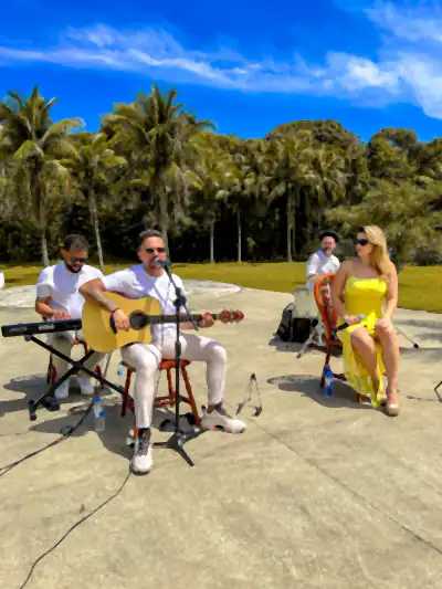 Apresentação acústica da Acustify em resort ao ar livre