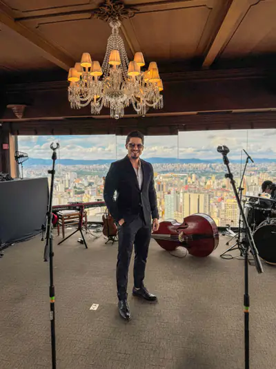 Cantor da Acustify em salão com lustre e vista para São Paulo
