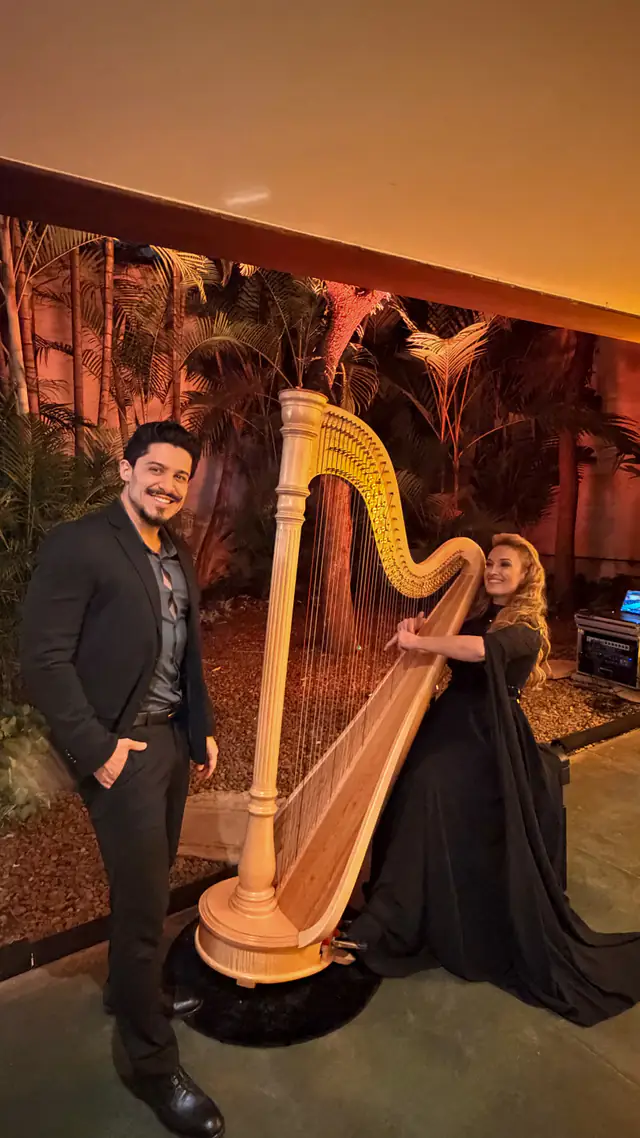 Harpista e cantor da Acustify em lounge de hotel