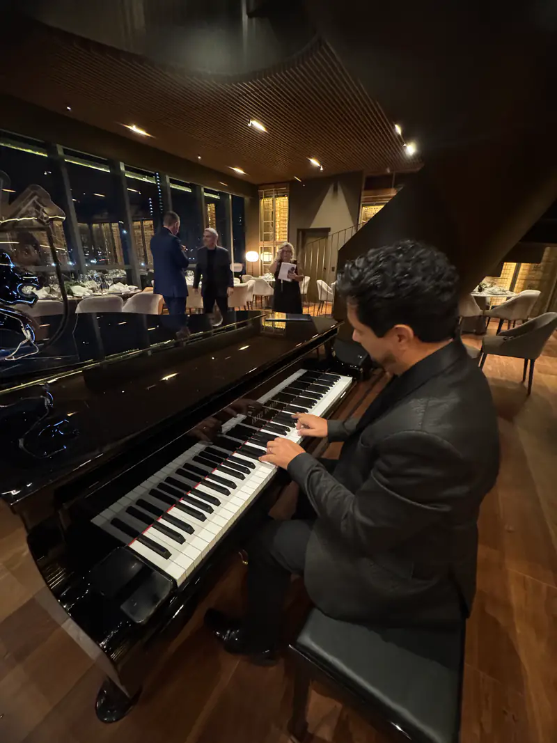 Pianista da Acustify tocando piano de cauda em restaurante